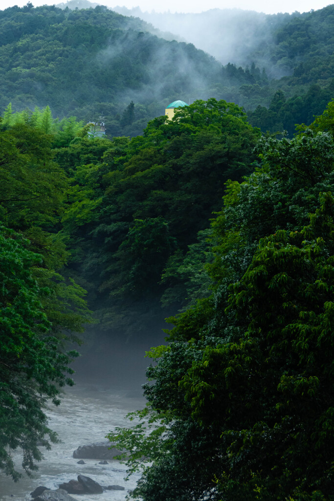 明けぬ梅雨・褐色と化す清流