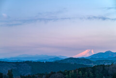 漂う雲と霞む山塊