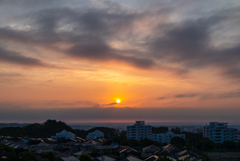 水無月 雲間に昇る朝陽