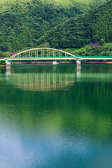 湖面に輝く橋梁