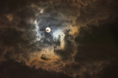 月光に蠢く雲