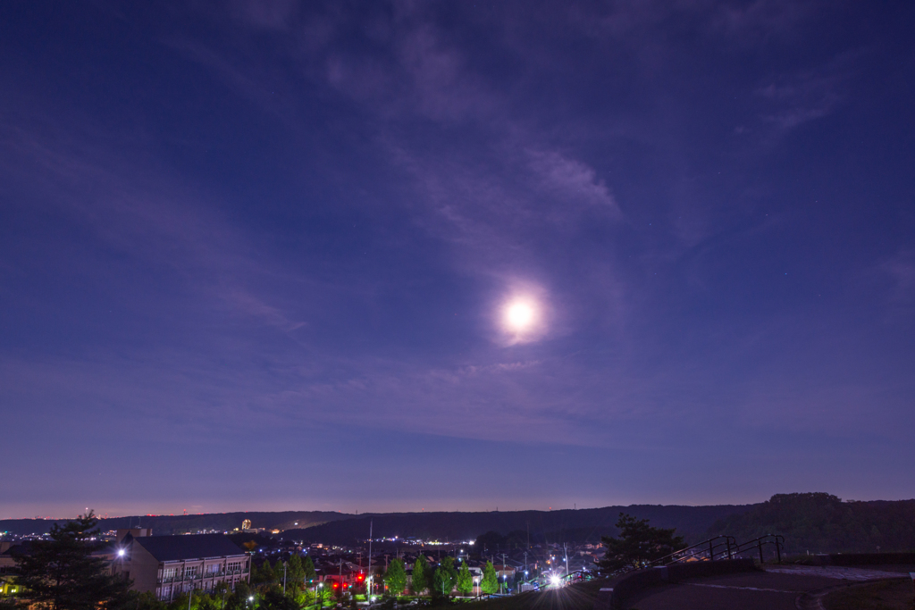 月を食む夜雲