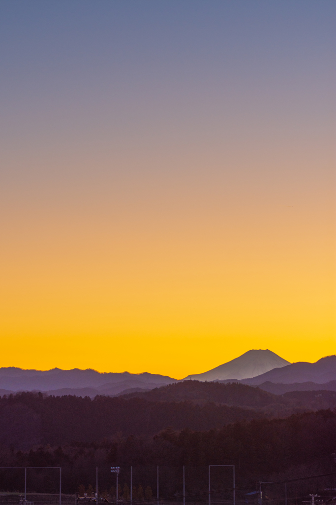 秩父山地東麓から富士夕景を望む