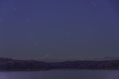 まだ明けやらぬ空と湖と富士山を思い描いて