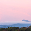 灰桃色の空と白い雲