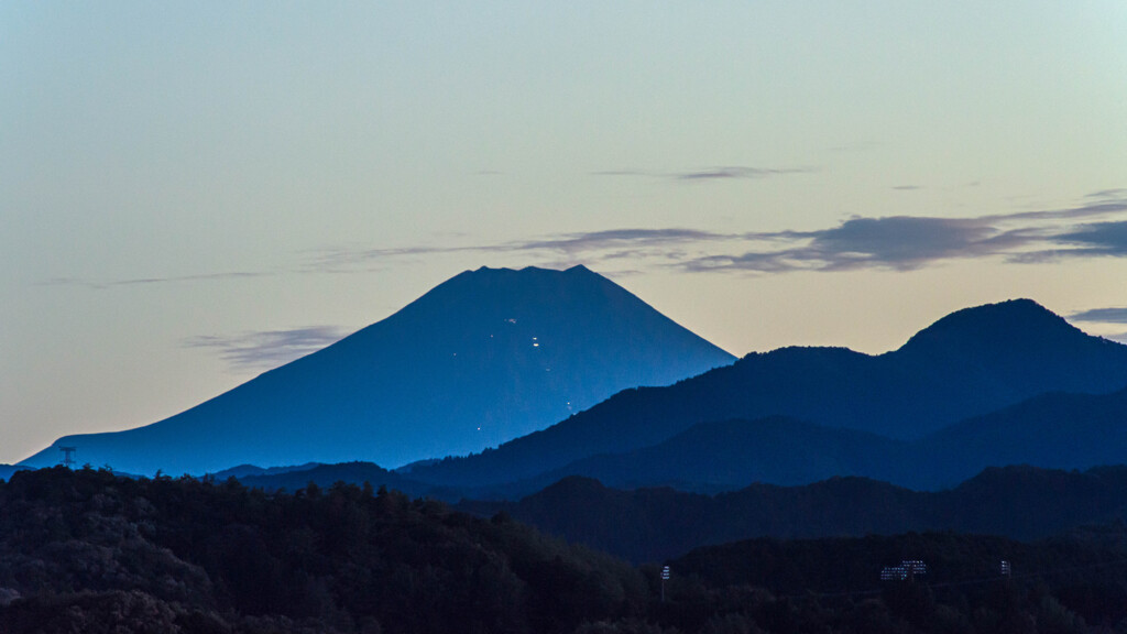 夕刻の富士　明朝のご来光を導く登山道の灯りと共に・・・