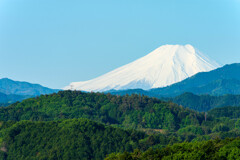 皐月の陽光に映える冠雪と丘陵Ⅱ