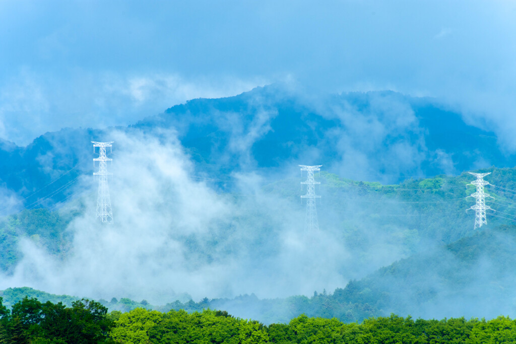 霧と送電線鉄塔Ⅲ