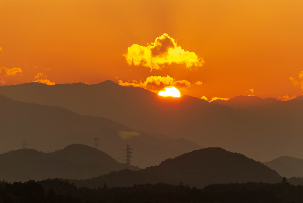 夕陽に戯れる黄金色の烏雲…のような