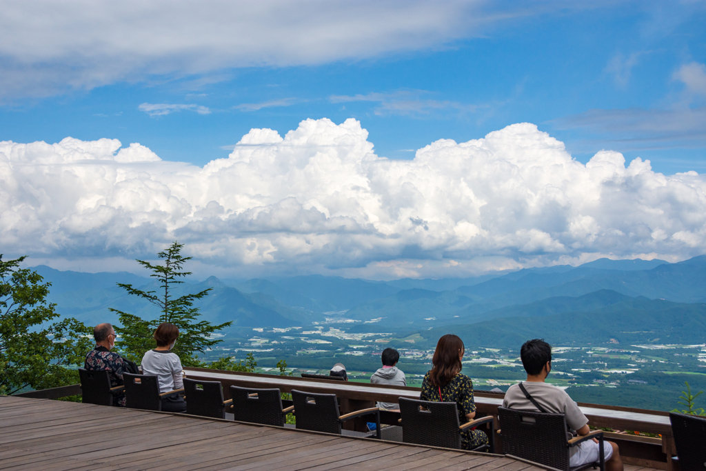 気軽に 夏雲を 横に見て