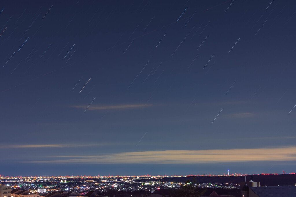 日の出前の東の空には 街灯りから飛び立つ星々の姿が