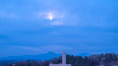 卯月の雲に戯れる 十六夜の入月