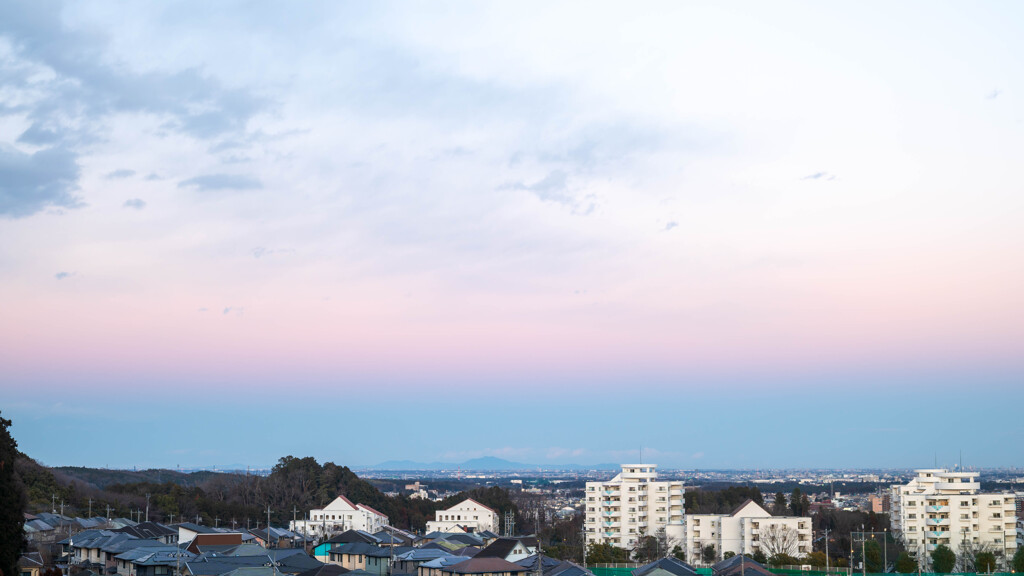 地球影に沈む 彼方の筑波山