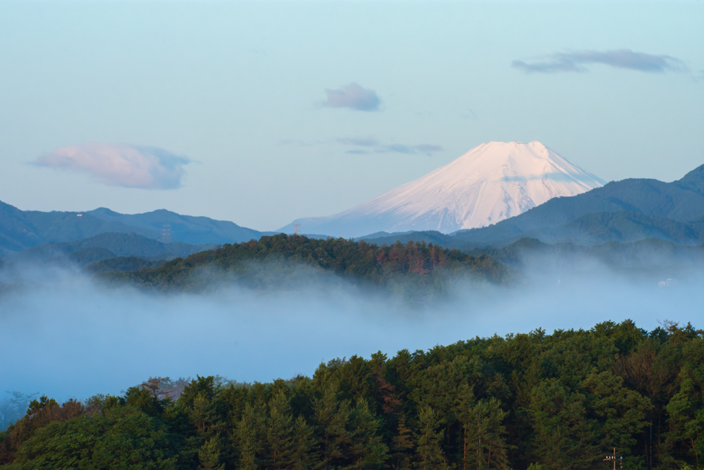 皐月の日の出１２分後　冠雪富嶽と川霧