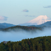 皐月の日の出１２分後　冠雪富嶽と川霧