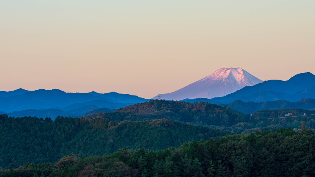 2020.10.25日曜日  ほんのり冠雪・朝焼けの装いで・・・
