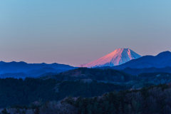 朝焼けの富士山を望む