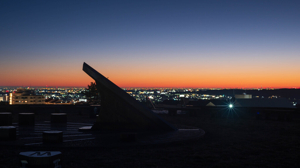 明方のまどろみを刻む 薄明の光
