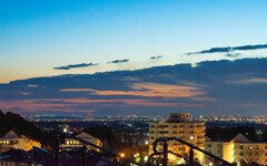 薄明に墨を引く