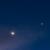 薄明の雲を照らす下弦の月と兄弟星