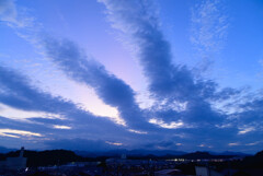 薄暮 雲指の先に残照を望む