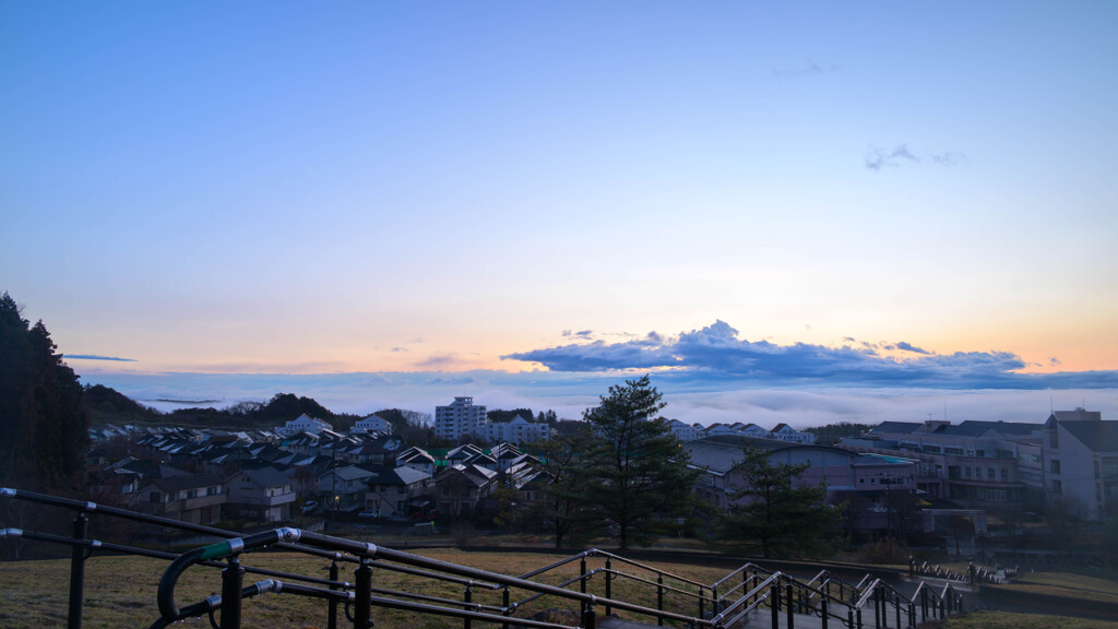 霧に沈む平野
