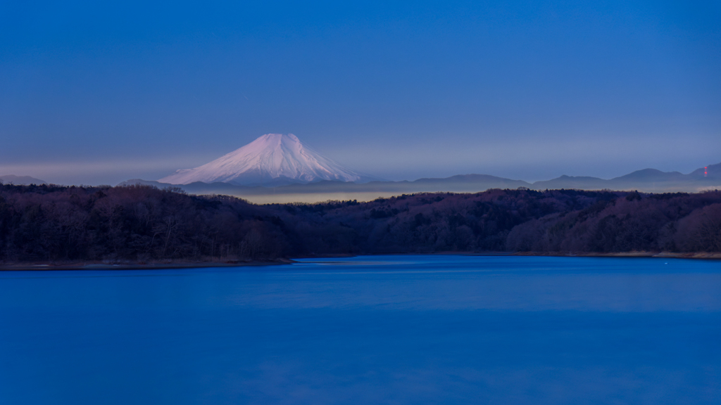 日の出およそ一時間前　暗闇の中の光景