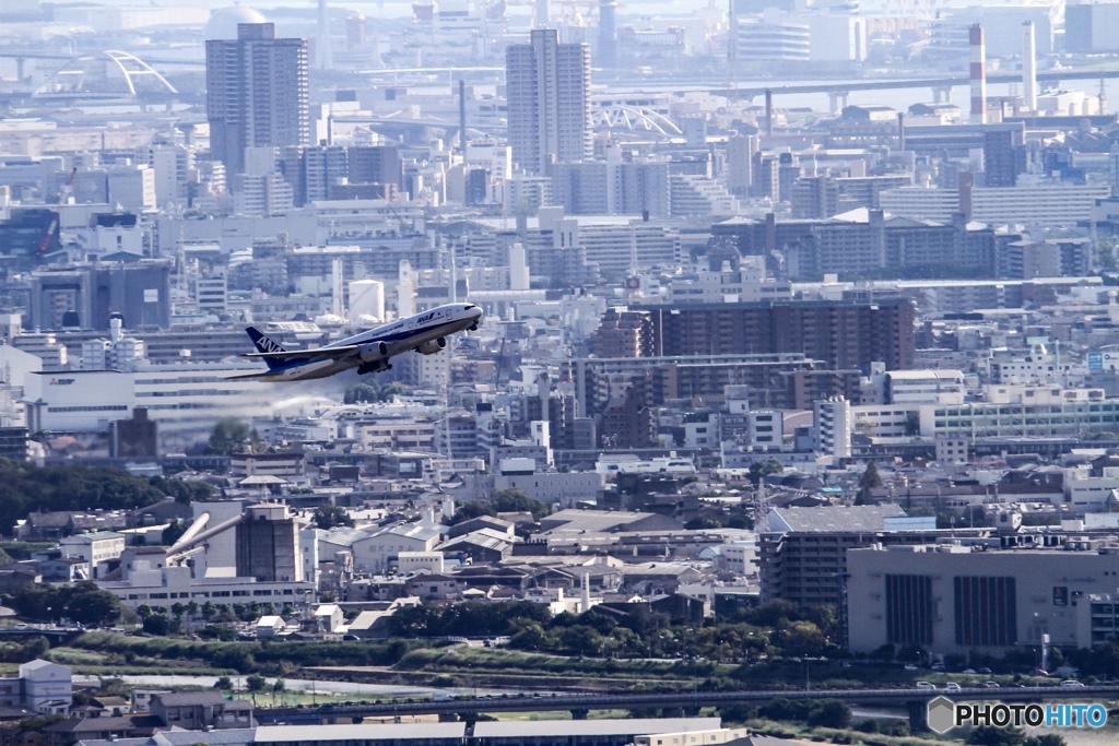 飛行機が飛ぶ街