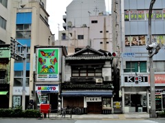 ビルの谷間のラーメン屋…じゃなくて蕎麦屋