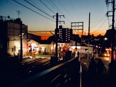 夕闇の駅は夜の底に（石川台）