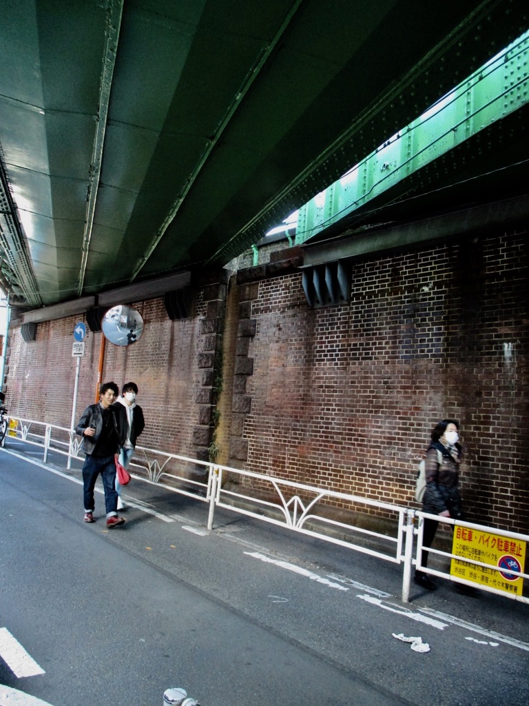 山手線を煉瓦が支える