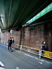 山手線を煉瓦が支える