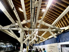木造化進む旗の台駅　旧柱撤去まであとわずか