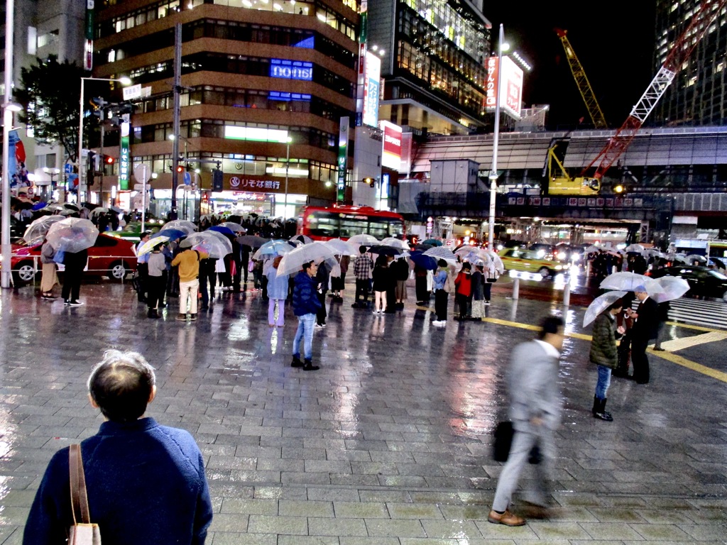 雨の夜の逡巡（あと５分待ったら雨あがるかな？）