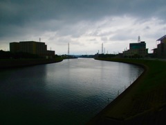 梅雨の曇り空 ON 鶴見川