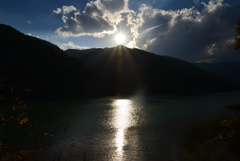 太陽と山とダム湖