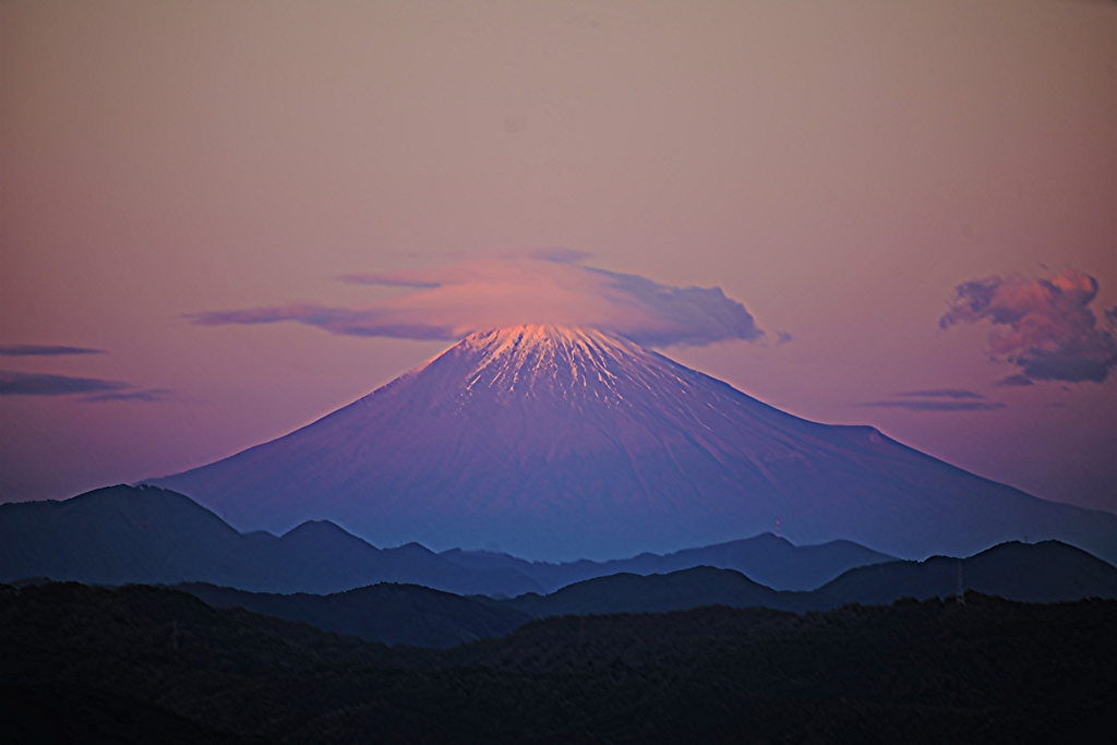 傘雲を湛え夕日に燃える晩秋の富士