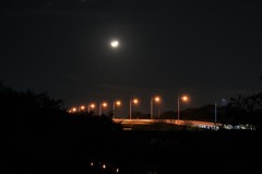 上弦の月と橋の街灯