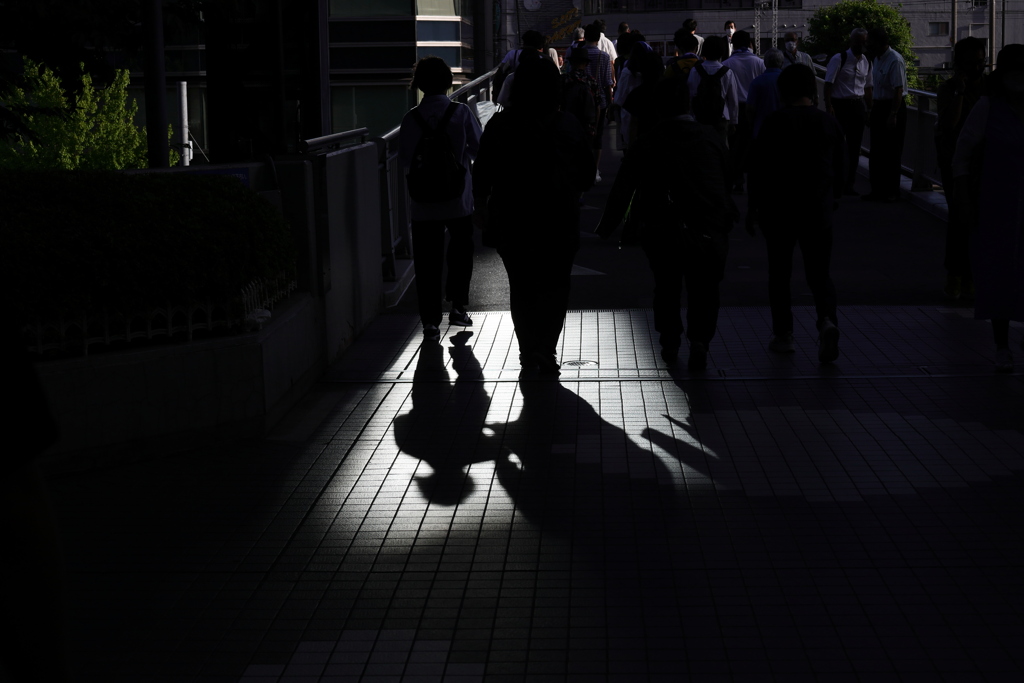 流れる人の影