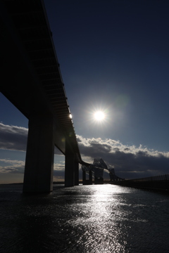 照らされる海と橋