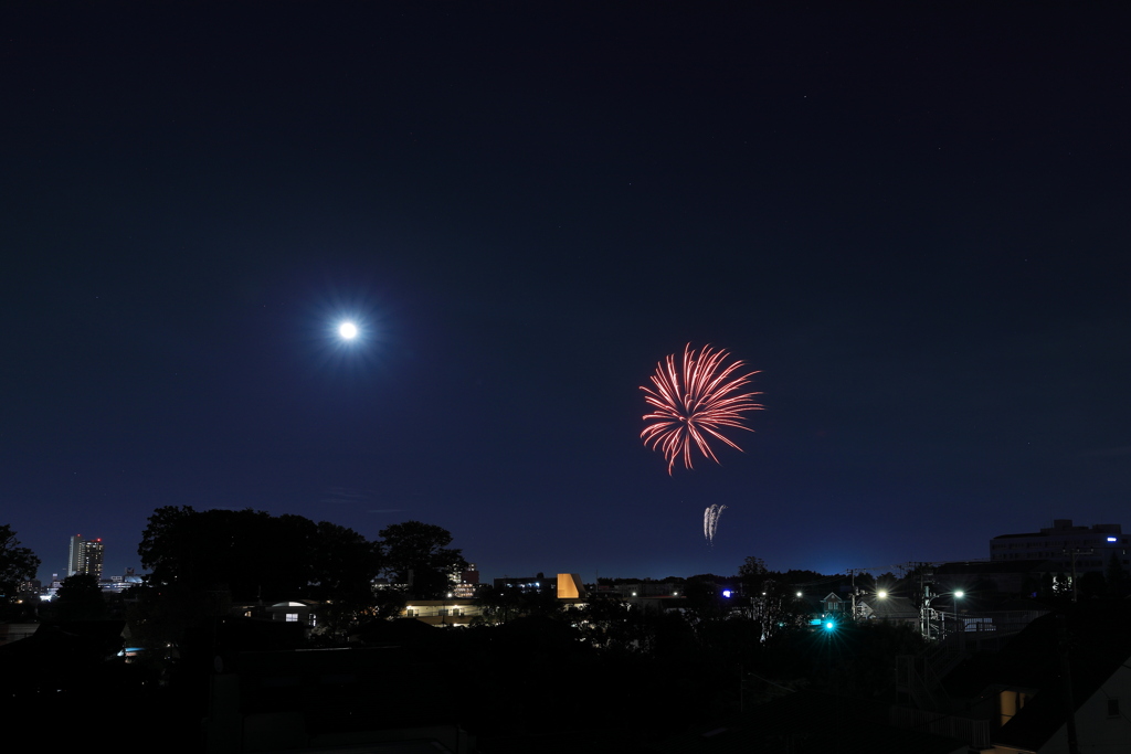 満月と花火