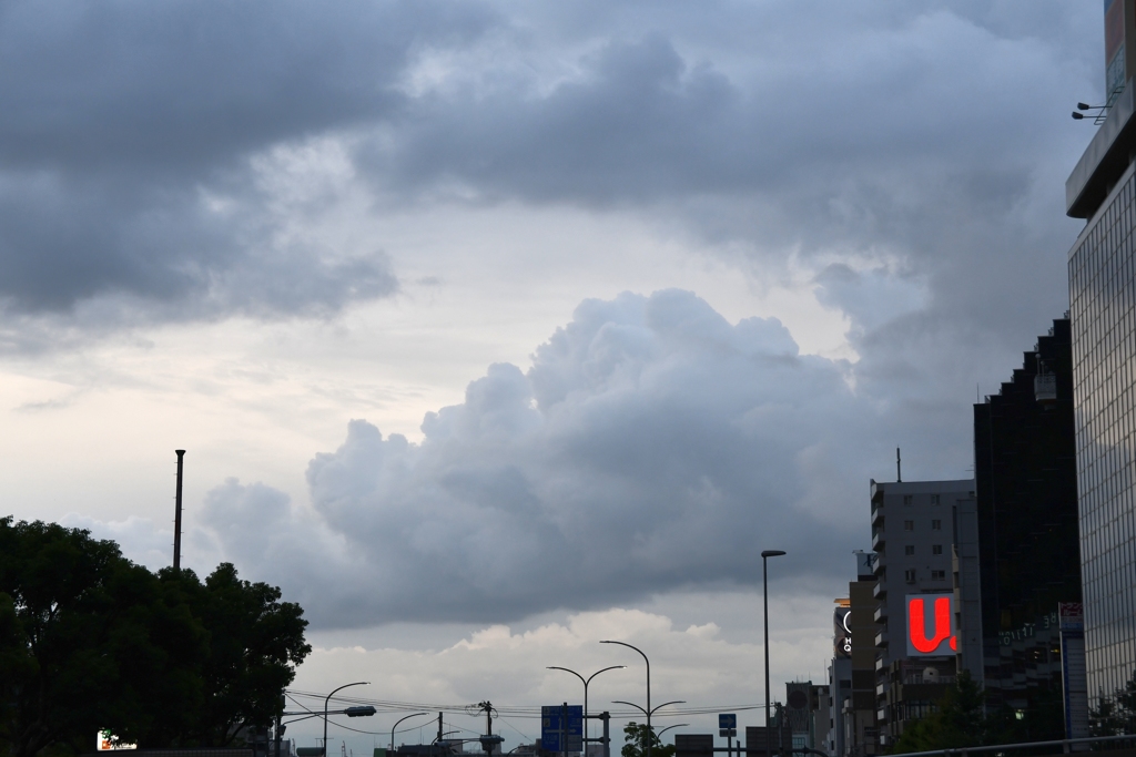 街中の積乱雲（補正＆再掲）
