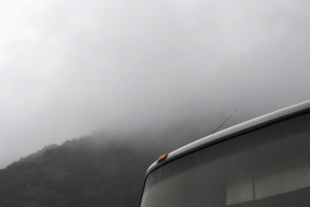 靄と雨垂れと高屋根と