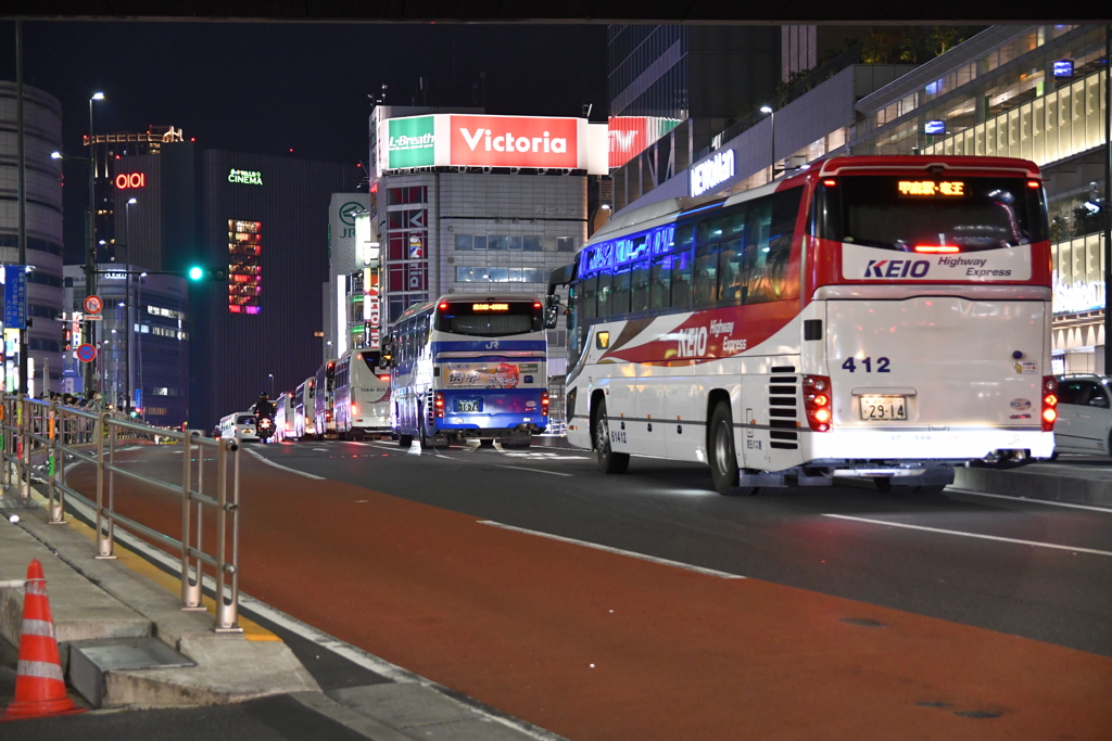 新宿・夜　長旅の終わり前