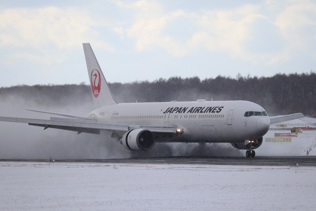 JAL 逆噴射の雪煙