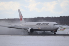 JAL 逆噴射の雪煙