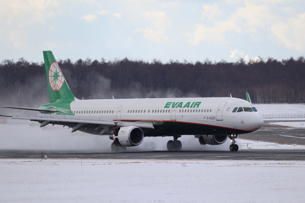 EVA AIR 逆噴射の雪煙
