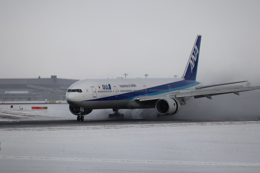 ANA 逆噴射の雪煙