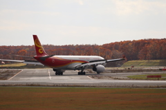 紅葉と赤い航空機