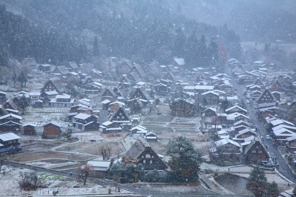 雪降る白川郷